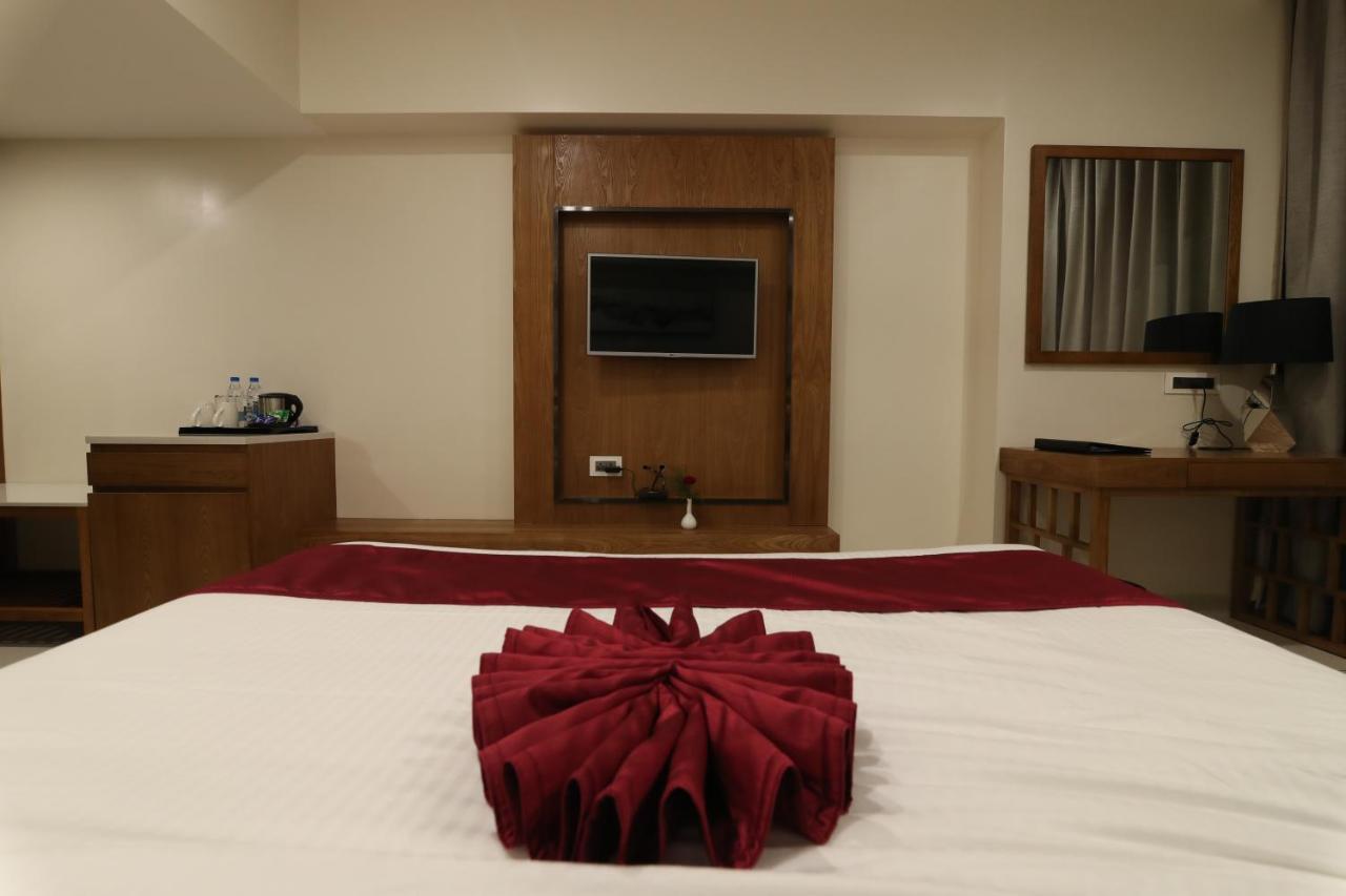 Sri Sri Sri Hotel Khammam Exterior foto