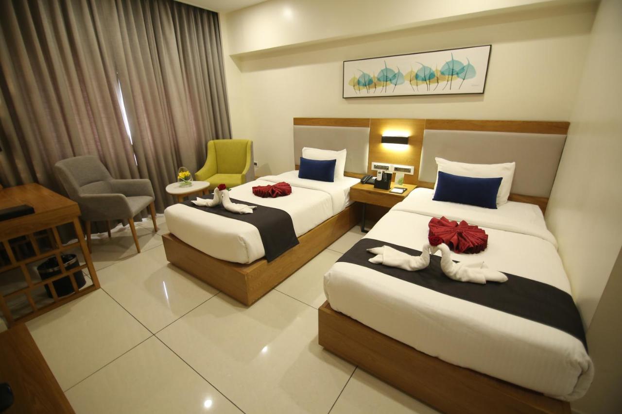 Sri Sri Sri Hotel Khammam Exterior foto